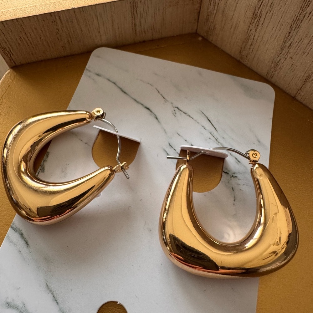 U puffy shape gold plated earrings earrings (has small blemish) - Picture 3 of 5